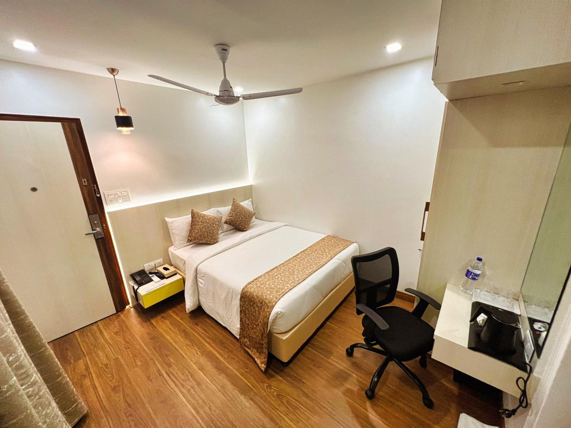 White House By Maxxvalue Service Apartments Bandra Мумбаи Экстерьер фото